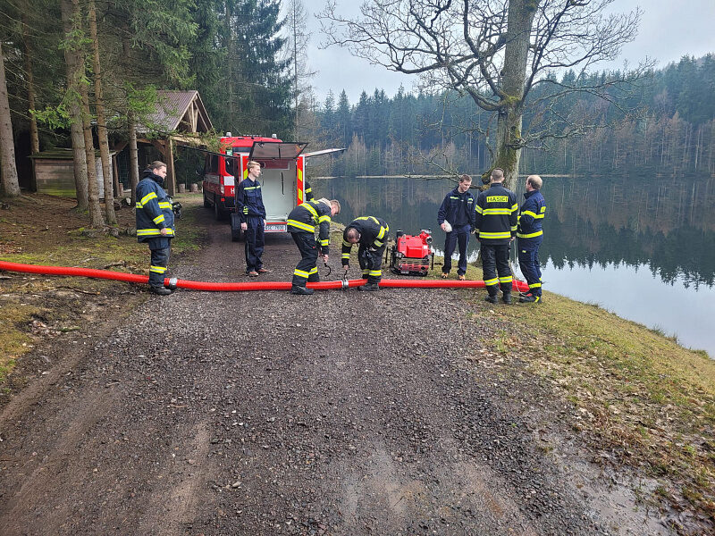 Ve středočeských Chaloupkách cvičili dobrovolní hasiči, vyzkoušeli novou stříkačku Tohatsu
